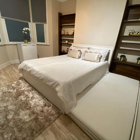 Private Rooms In Excellent Family House ,Zone 2 Лондон Екстер'єр фото