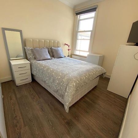 Private Rooms In Excellent Family House ,Zone 2 Лондон Екстер'єр фото