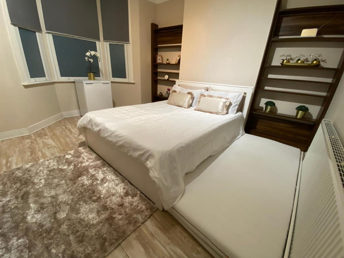 Private Rooms In Excellent Family House ,Zone 2 Лондон Екстер'єр фото