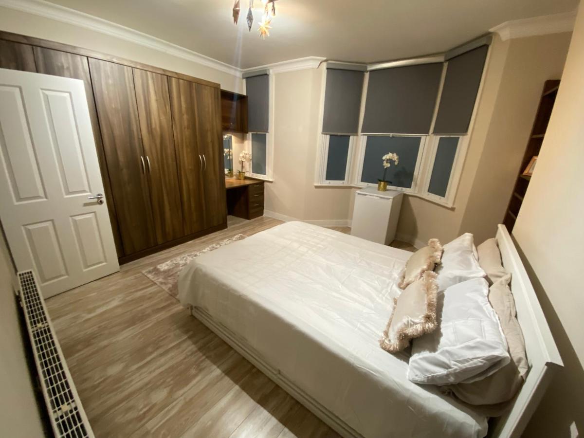 Private Rooms In Excellent Family House ,Zone 2 Лондон Екстер'єр фото