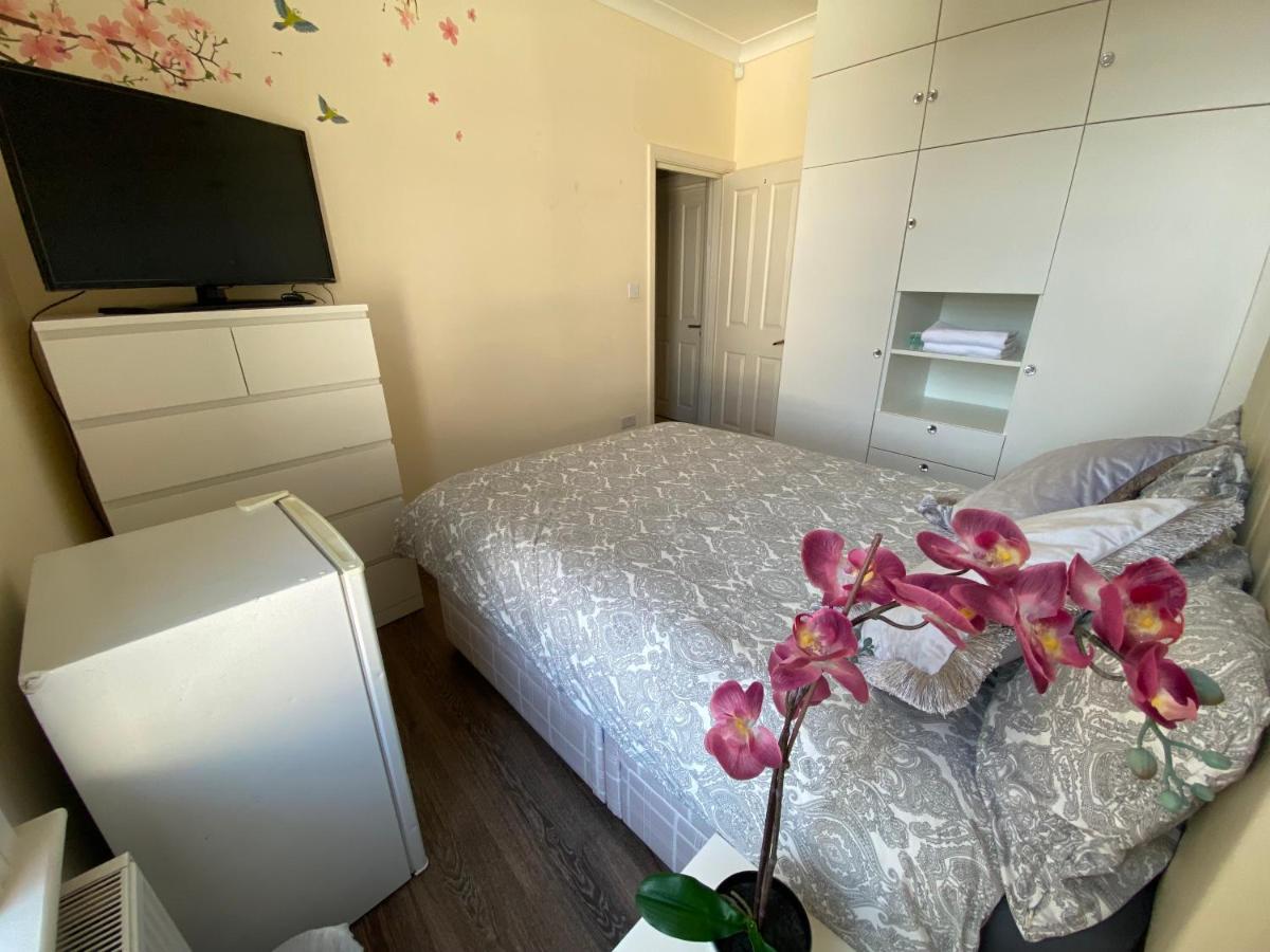 Private Rooms In Excellent Family House ,Zone 2 Лондон Екстер'єр фото