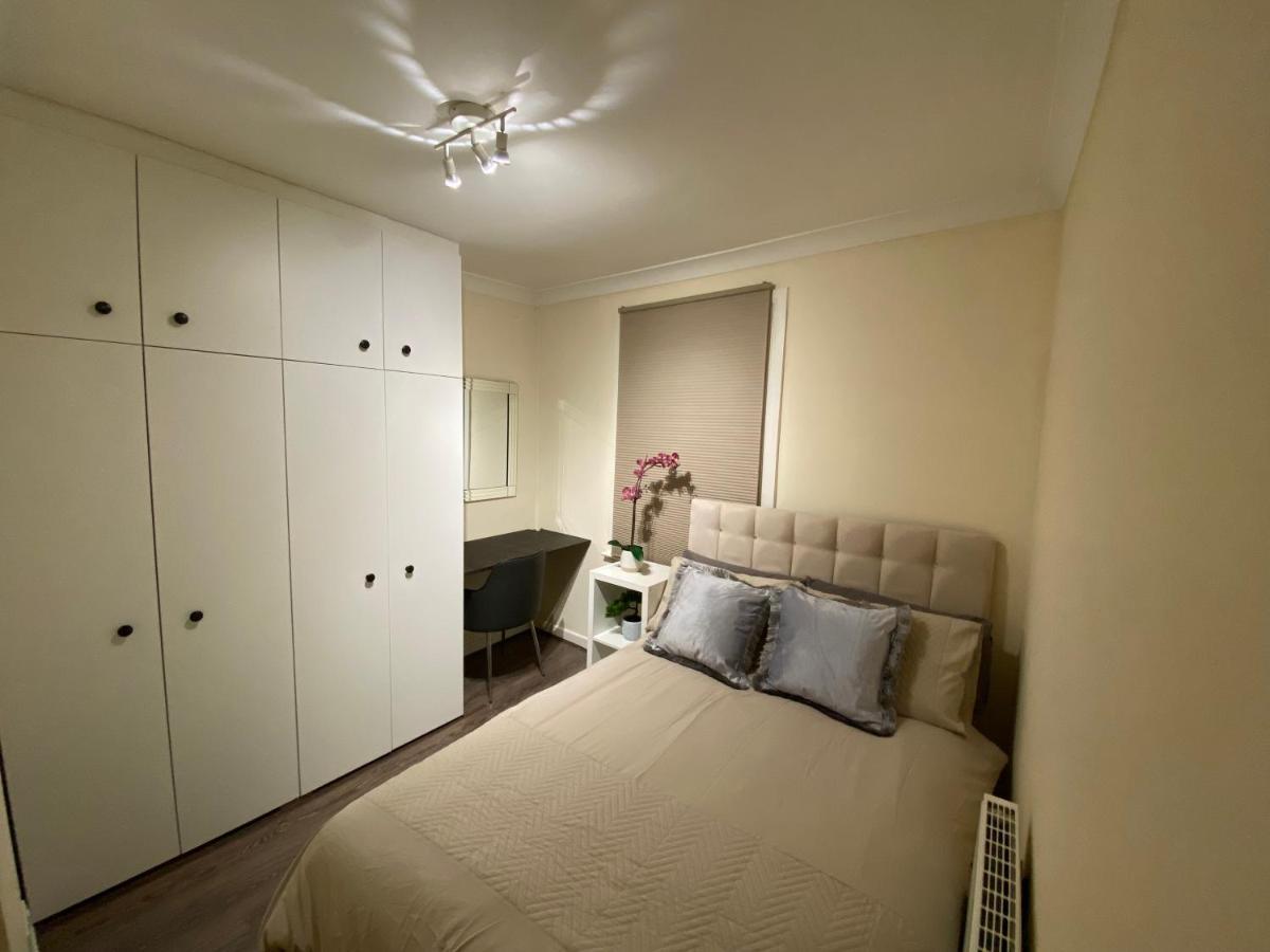 Private Rooms In Excellent Family House ,Zone 2 Лондон Екстер'єр фото