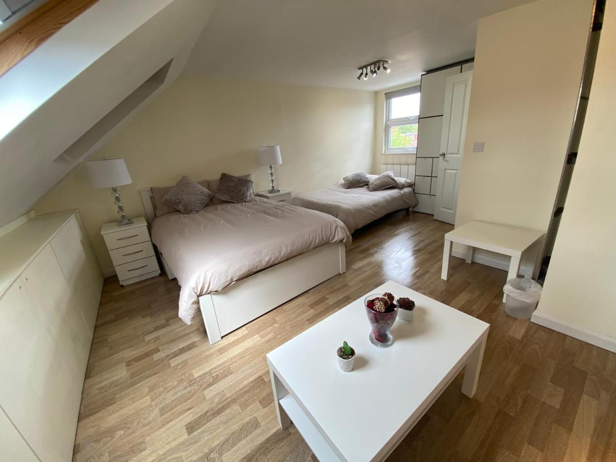 Private Rooms In Excellent Family House ,Zone 2 Лондон Екстер'єр фото