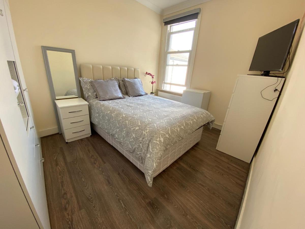 Private Rooms In Excellent Family House ,Zone 2 Лондон Екстер'єр фото